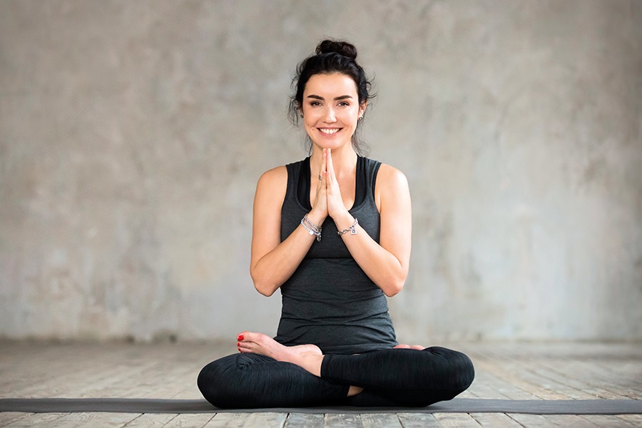 Tenete le mani “in preghiera” davanti al petto. ©shutterstock