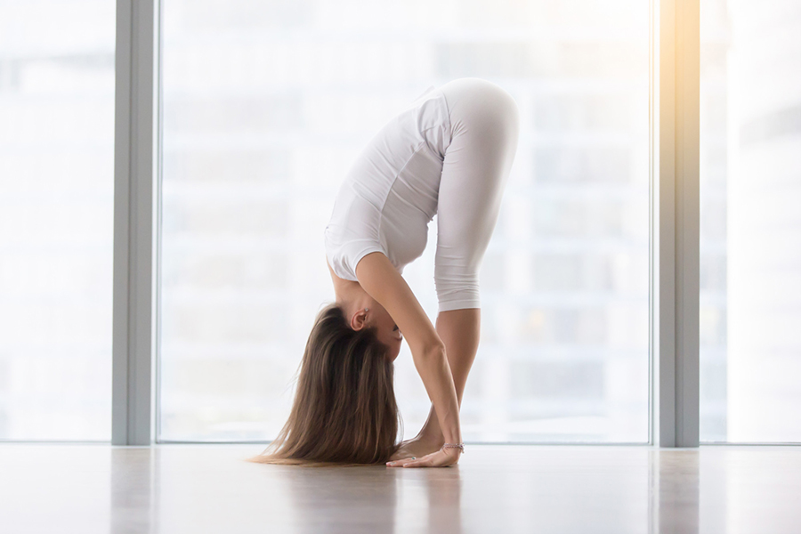 Yoga della Risata. Eseguite l’Onda della Risata. ©freepik