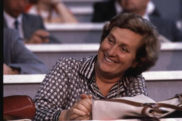 8 marzo: ode al femminile per un secolo di conquiste in rosa 5 La politica e partigiana Tina Anselmi, nata a Castelfranco Veneto nel 1927 e morta in quello stesso luogo nel 2016, è stata la prima donna ad aver ricoperto la carica di ministro nella storia della Repubblica Italiana.