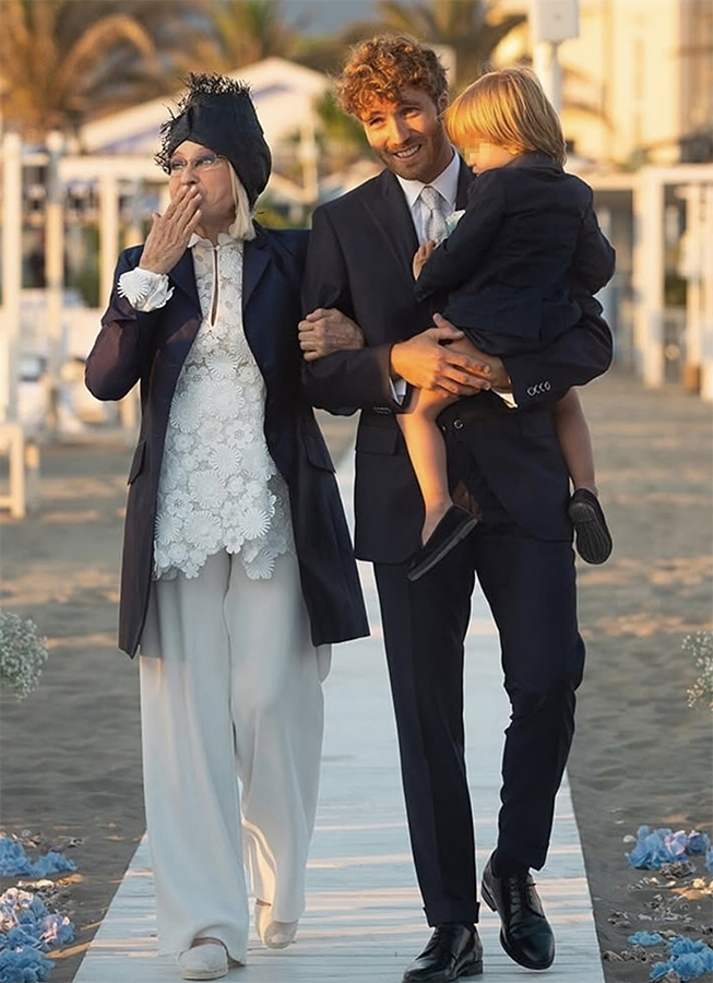 Bellissima al matrimonio del figlio Paolo Ciavarro, il 12 luglio 2024