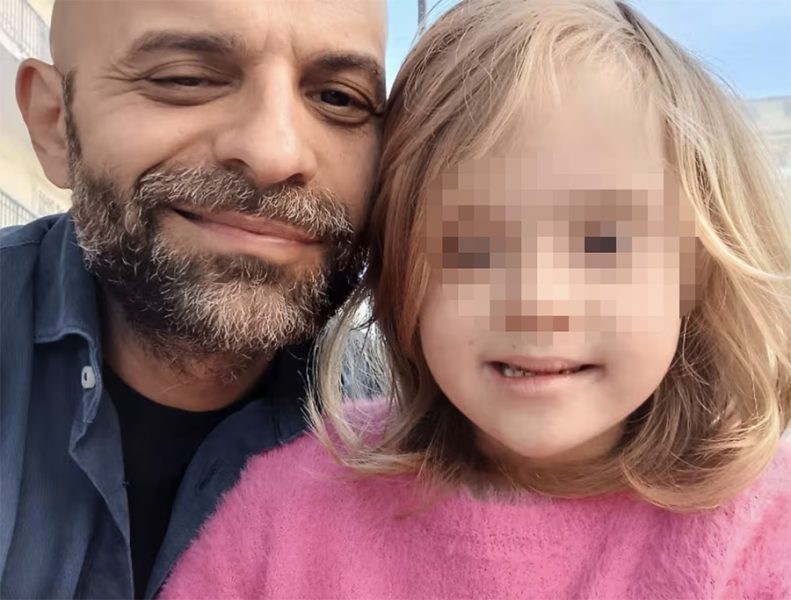 Sentenza storica: ora anche i single possono adottare! 3 Luca Trapanese (48 anni) è stato il primo single italiano a poter adottare un bambino. La piccola Alba, nata nel 2017 con la sindrome di Down e non riconosciuta dai genitori, è oggi ufficialmente sua figlia