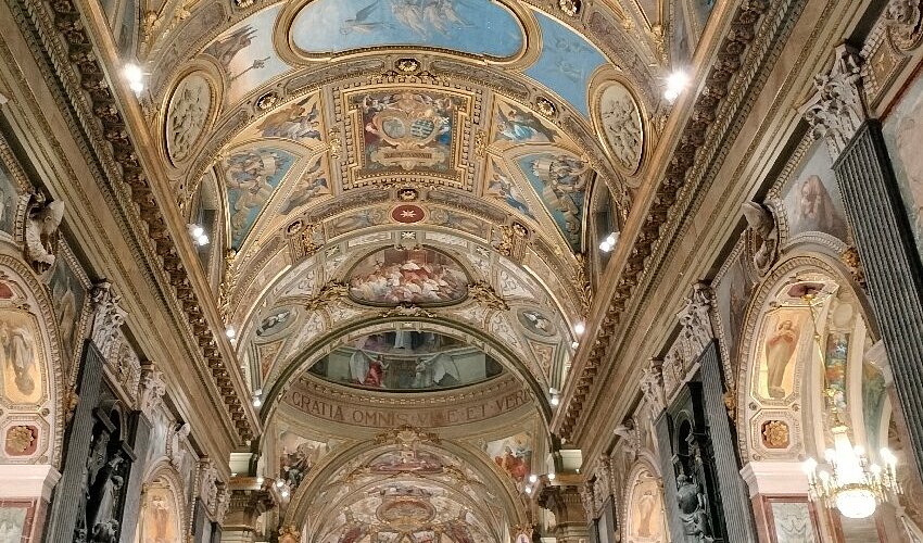 ll sontuoso interno del Santuario della Madonna di Pompei.
