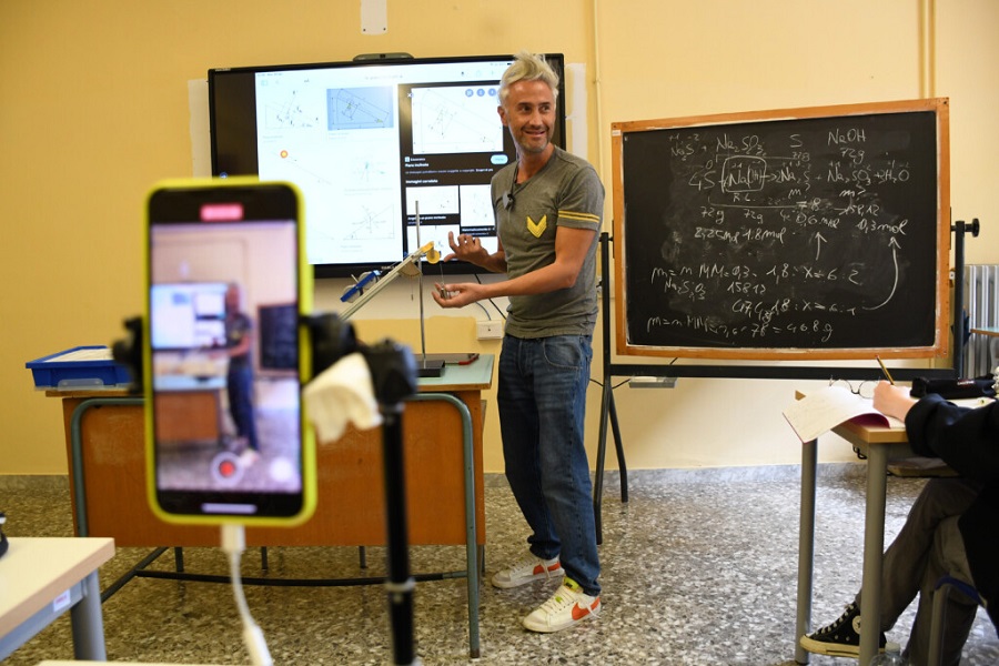 Scuola: gli studenti interrogano il prof Schettini de "La Fisica Che Ci Piace" 2 È riuscito a rendere la scuola attraente e coinvolgente grazie al suo entusiasmo e alla sua capacità di agganciare la realtà - ph. Michele Piscitelli