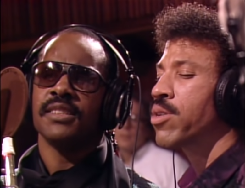 Stevie Wonder e Lionel Richie danno inizio alle prime strofe del brano.