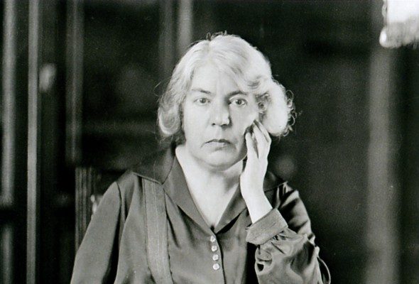 8 marzo: ode al femminile per un secolo di conquiste in rosa 7 La prolifica scrittrice Grazia Deledda, nata a Nuoro nel 1871 e morta a Roma nel 1963. Tra i suoi tanti romanzi ricordiamo “Canne al vento”, “La madre”, “Cenere” ed “Elias Portolu”. Nel 1926 ha vinto il premio Nobel per la letteratura.