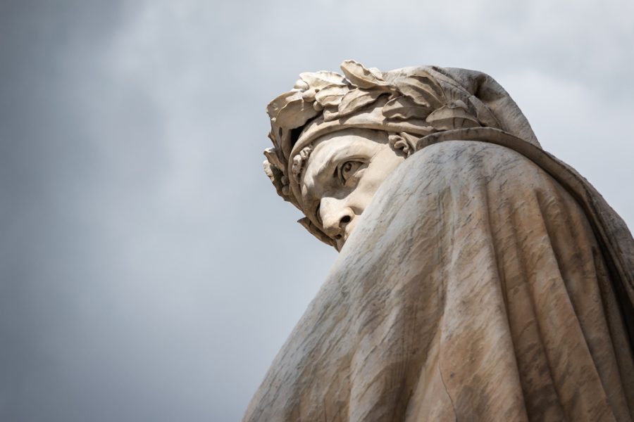 Un dettaglio del volto della statua dedicata a Dante Alighieri in Piazza Santa Croce a Firenze.