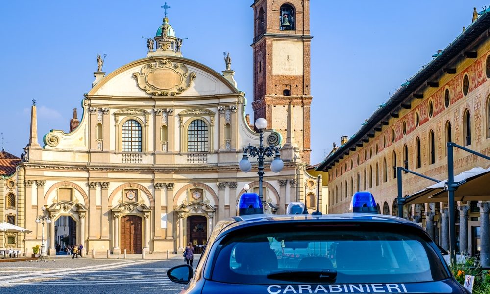 Un'auto dei Carabinieri a Vigevano. Andrea Sempio produsse nel 2008 uno scontrino di un parcheggio della cittadina lombarda per dimostrare che non era a Garlasco durante i momenti dell'uccisione di Chiara Poggi. © Shutterstock