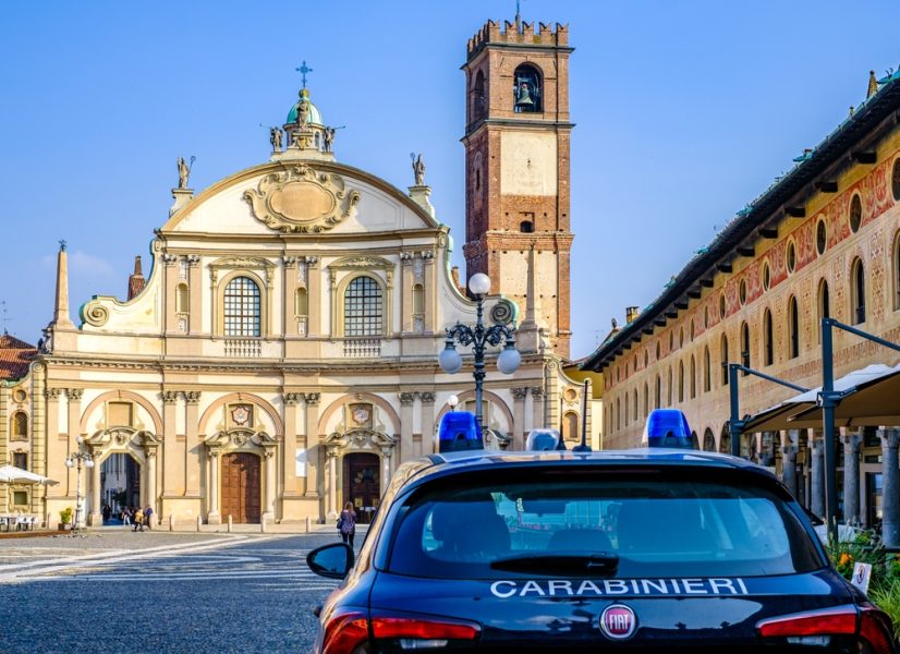 Un'auto dei Carabinieri a Vigevano. Andrea Sempio produsse nel 2008 uno scontrino di un parcheggio della cittadina lombarda per dimostrare che non era a Garlasco durante i momenti dell'uccisione di Chiara Poggi. © Shutterstock