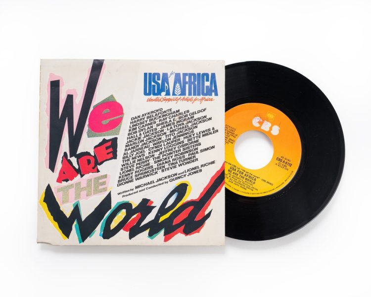 Il singolo "We are The World" fu pubblicato in tutto il mondo dalla Columbia Records il 7 marzo 1985. Le prime 800.000 copie andarono a ruba nel giro di poche ore.