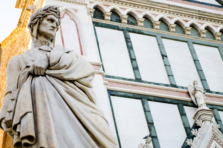 La statua dedicata a Dante Alighieri in Piazza Santa Croce a Firenze.