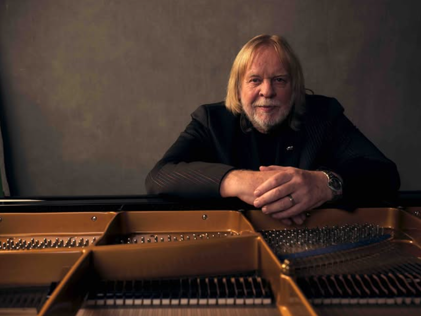 Rick Wakeman al suo amato pianoforte