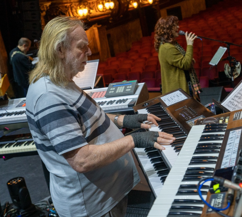 La "seconda vita" musicale di Rick Wakeman si svolge in mezzo alle tastiere e a synth.