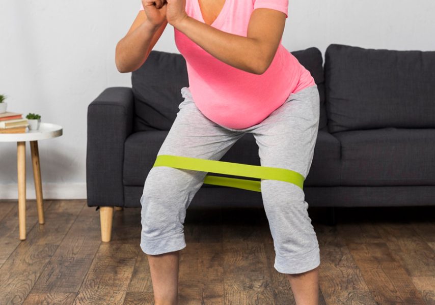Banda elastica: l'alleata per un corpo tonico e senza stress 2 Banda elastica Prenditevi cura di voi e del vostro bambino con esercizi adattati ©freepik