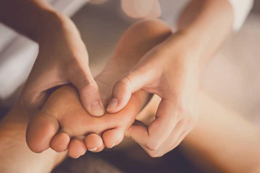 Il massaggio circolatorio favorisce la rimozione dei liquidi in eccesso. ©shutterstock