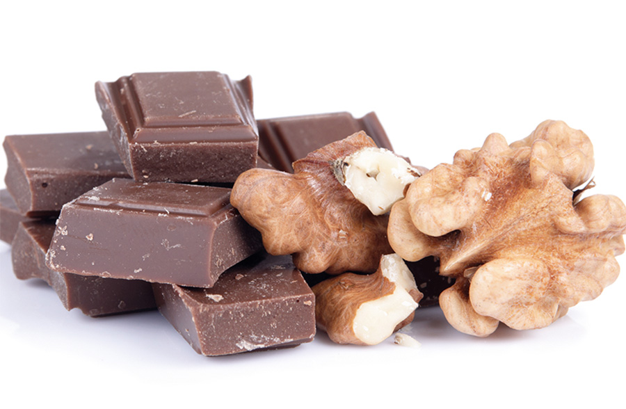 Rinunciare al cioccolato? Anche no! Ma è meglio abbinarlo alla frutta secca.
