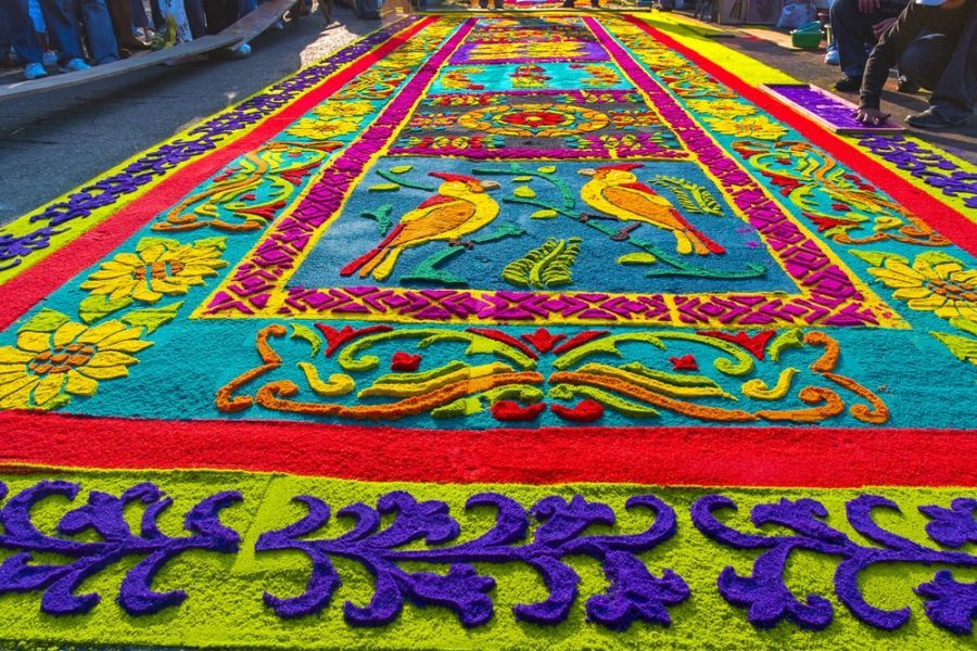 Tappeti colorati nelle via di Antigua, in Guatemala. Questi preziosi manufatti vengono distrutti senza pietà dopo le celebrazioni pasquali, per simboleggiare il "sacrificio". @Shutterstock.