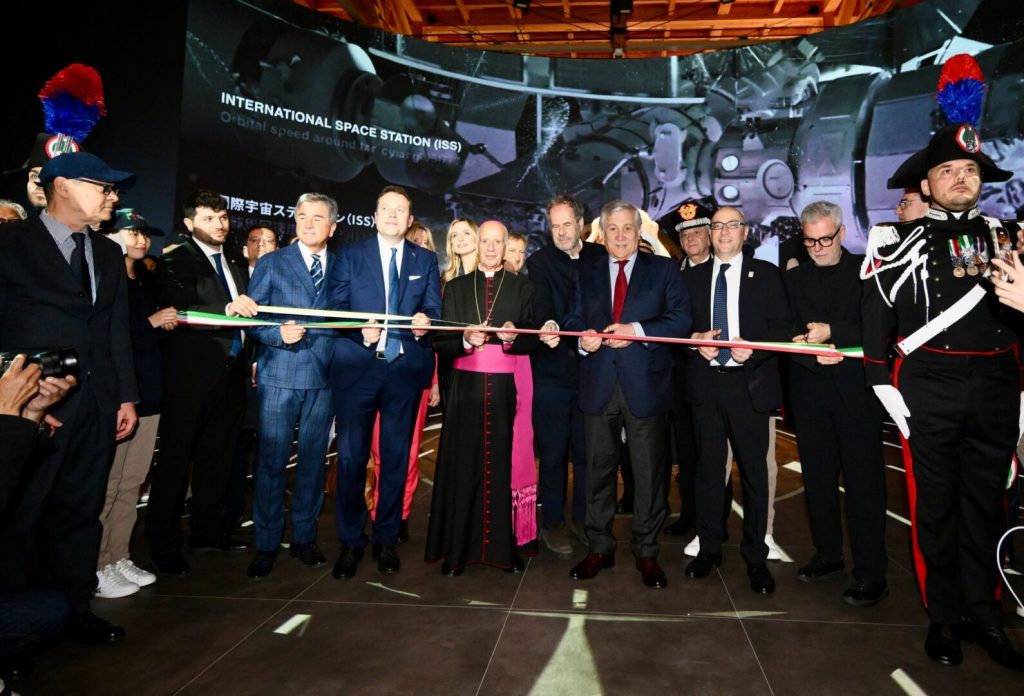 Il taglio del nastro alla cerimonia di inaugurazione del Padiglione Italia. con il Ministro degli Esteri Antonio Tajani, Mario Vattani, il Commissario Generale dell'Italia per l'Expo e Monsignor Rino Fisichella.