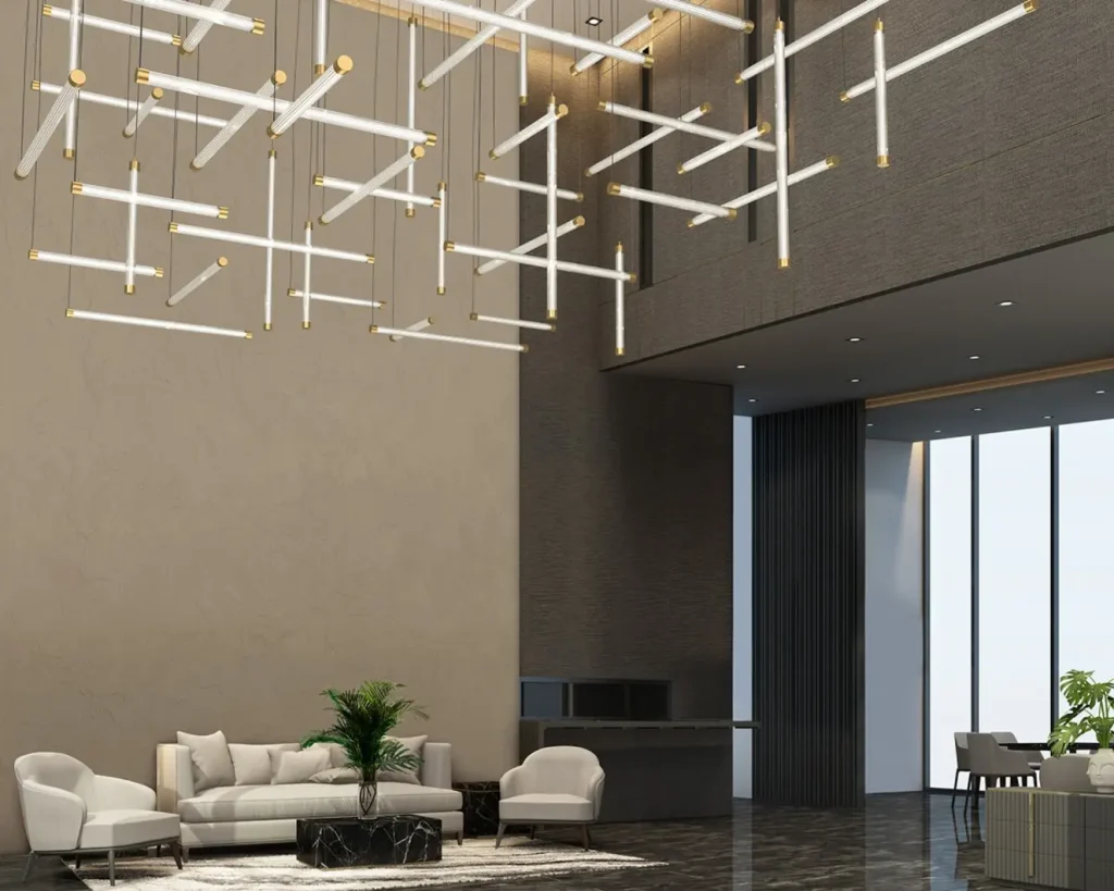 Una delle proposte di design del Salone del Mobile 2025, presentati nella sezione "Euroluce": Trama Project, lampadari per grandi e piccoli ambienti progettati come fasci di luce che si incrociano.