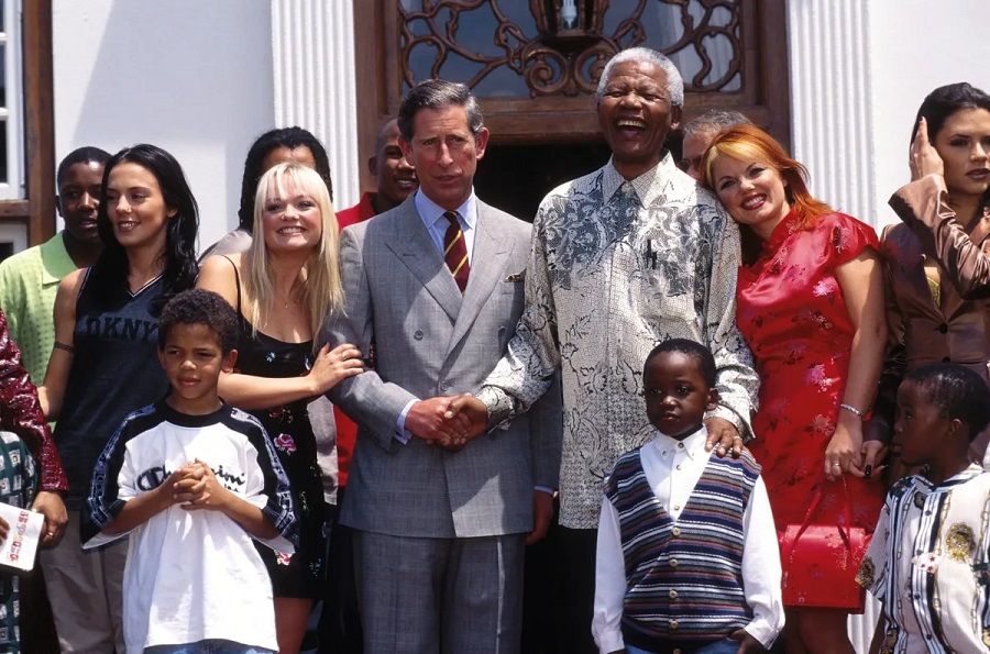 Carlo e le Spice Girls si sono visti diverse volte, anche insieme a Nelson Mandela durante la visita dell’allora principe di Galles a Johannesburg, Sud Africa.