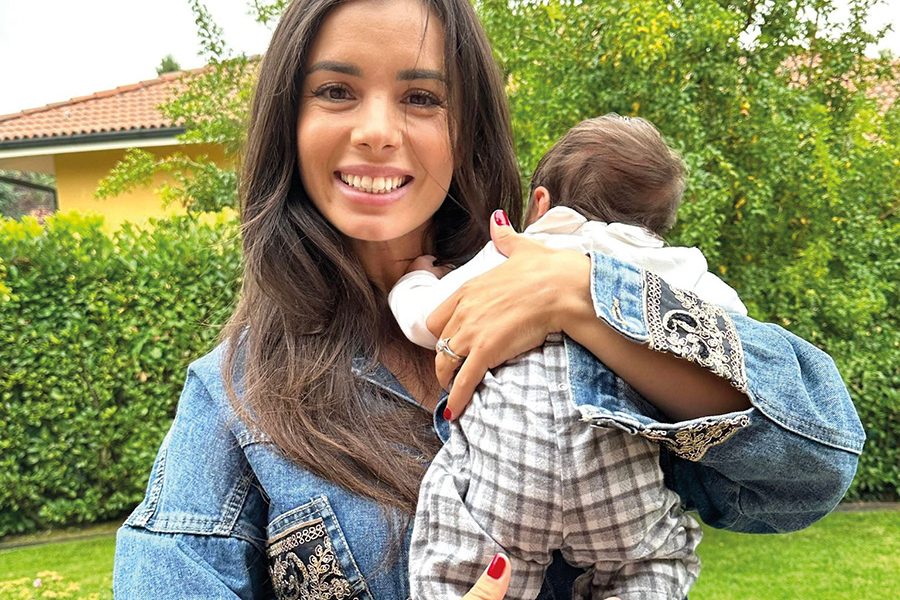 La nostra personal trainer Joana Dunica con in braccio il piccolo Leonardo (1 anno).