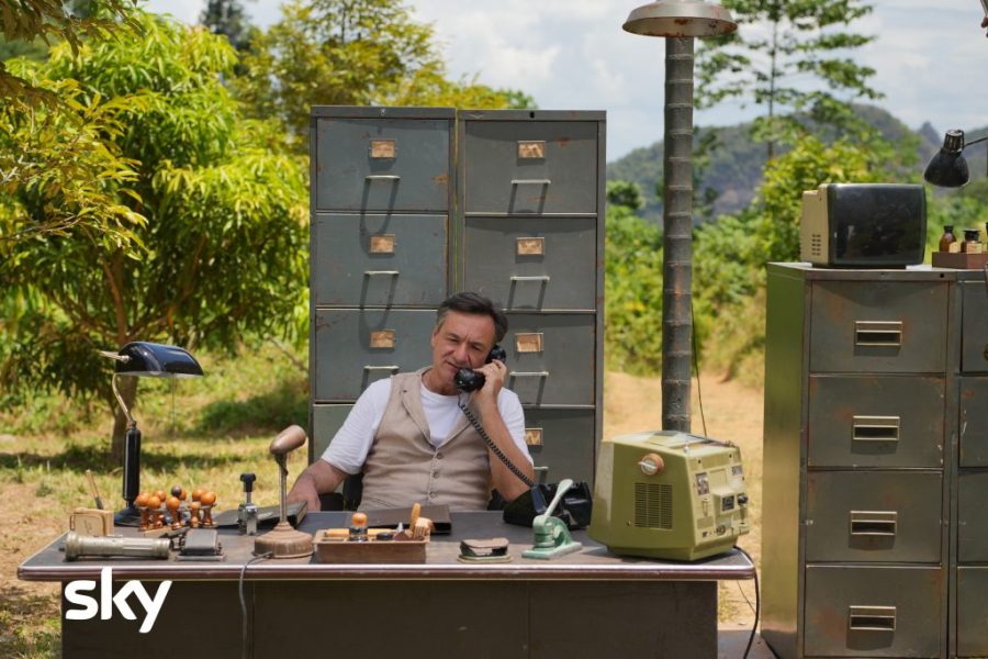“Money Road”: la giungla di Sky dove anche un panino ha un prezzo (salato) 2 Fabio Caressa (58) alla sua postazione di comando da cui conduce "Money Road".