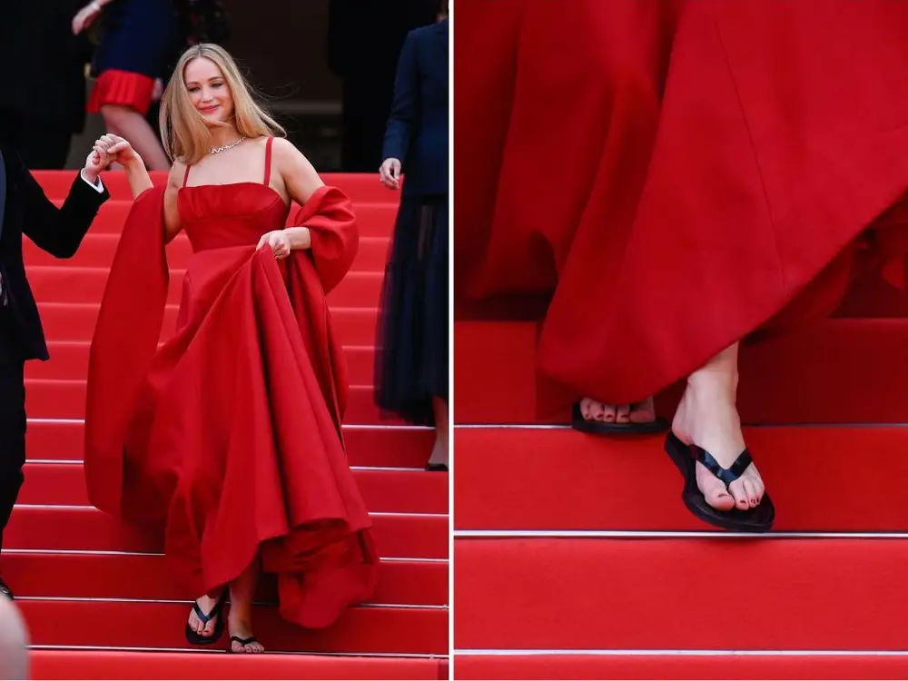Nel 2023, Jennifer Lawrence (34 anni) sfilò sul red carpet di Cannes indossando un abito Dior rosso fuoco dal quale spuntavano delle infradito nere.