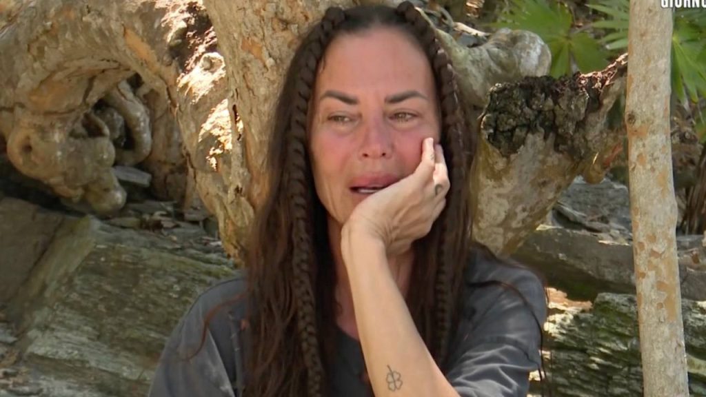Anche Mosetti abbandona: "L’Isola" rischia il naufragio! 1 Antonella Mosetti (49 anni) ha abbandonato "L'Isola" perché non riusciva a gestire il dolore per la recente perdita di suo padre.
