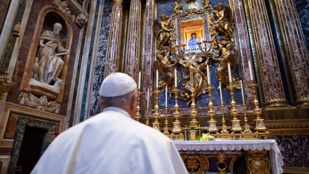 Papa Francesco prega a Santa Maria Maggiore difronte all'icona Salus Populi Romani.