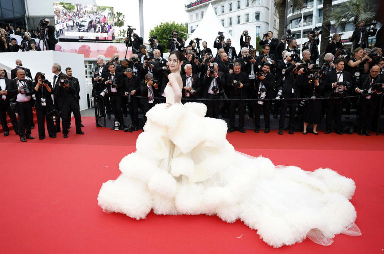L'attrice cinese Wan Qianhui, in barba al regolamento, ha sfoggiato al Festival di Cannes 2025 uno strascico lunghissimo bianchissimo e voluminoso in stile regina delle nevi.