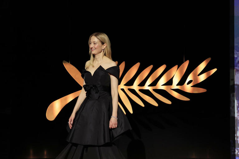 Alba Rohrwacher (46 anni), perfetta interprete della sobrietà auspicata dal Festival di Cannes 2025 ha incantato tutti con un look d’archivio reinterpretato in chiave contemporanea. L’attrice ha scelto di indossare un abito Chanel realizzato su misura, in faille nera, ispirato al look 85 della collezione haute couture primavera estate 1987 della maison.