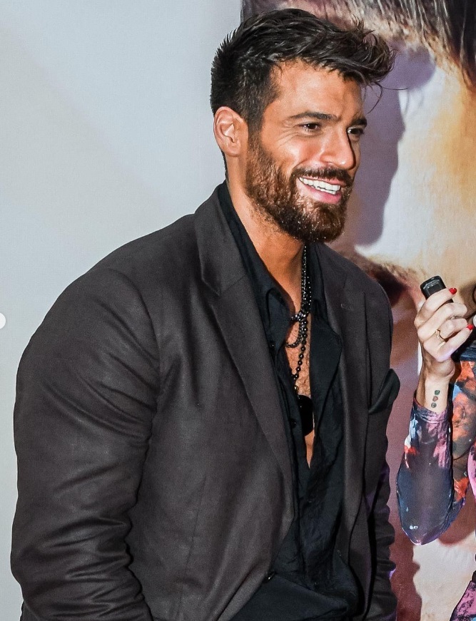 Can Yaman: «C’è una donna che mi segue ovunque!» 1 Can Yaman: «C’è una donna che mi segue ovunque!»
