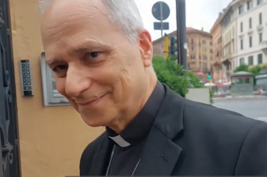 Il caridnale Prevost ripreso da una telecamera due giorni prima dell'inizio del Conclave che lo avrebbe eletto Papa.