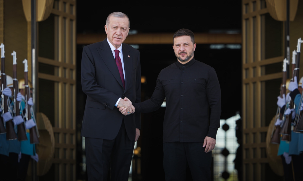 Il Presidente turco Erdogan stringe la mano al Presidente ucraino Zelensky, durante il suo ultimo breve viaggio ad Ankara.