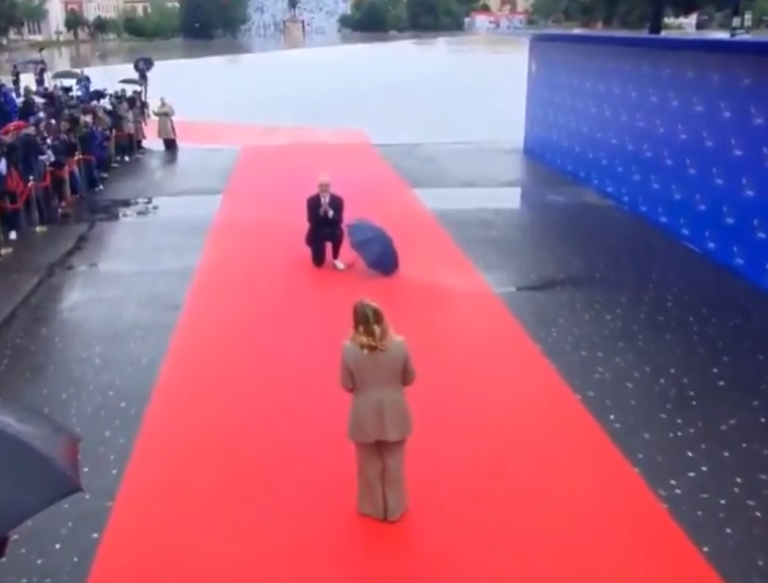 Il Primo Ministro Albanese Edi Rama riceve "in ginocchio" la Presidente del Consiglio italiana Giorgia Meloni durante la recente visita a Tirana del 16 maggio per il vertice europeo.