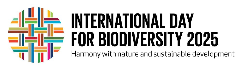 Il logo celebrativo della 34a Giornata Mondiale della Biodiversità. Il tema scelto per il 2025 è "Harmony with nature and sustainable development", ossia "Armonia con la natura e sviluppo sostenibile."
