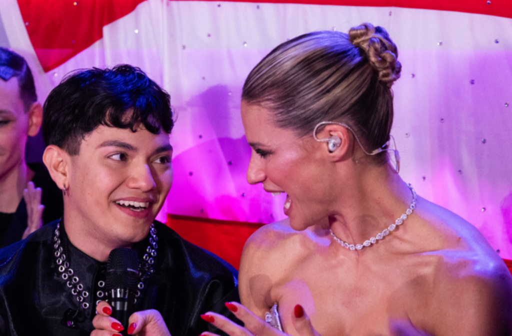 Michelle Hunziker intervista il vincitore JJ durante la serata finale dell'Eurovision 2025