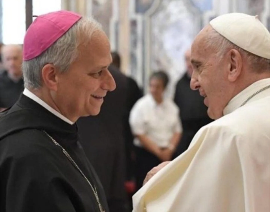 Robert Francis Prevost accanto a Papa Francesco, che lo nominò cardinale il 30 settembre 2023. Poco più di un anno e mezoz dopo l'ascesa al soglio pontificio come suo successore.