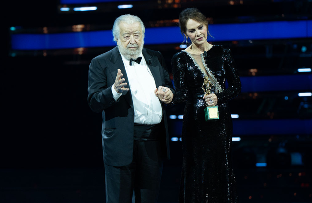 Non rifatelo mai più! 1 Pupi Avati riceve il Premio alla carriera da Elena Sofia Ricci, che ottenne il suo primo ruolo importante in un film del regista del 1985, "impiegati".