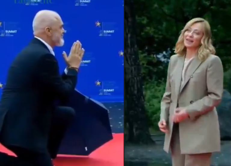 L'inatteso gesto plateale del Primo Ministro Rama ha sorpreso anche la stessa Giorgia Meloni che, a leggere il labiale, si è lasciata andare a un "no, dai! Ma che..." prima di andare incontro tra un sorriso e qualche imbarazzo al suo omologo albanese per un abbraccio.