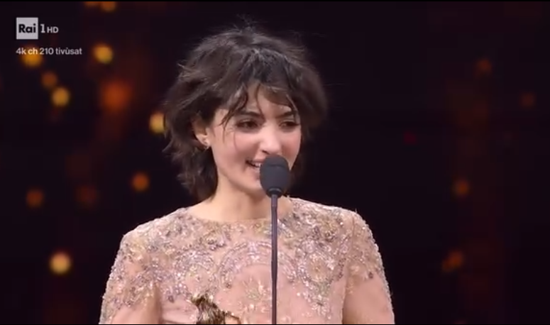 Non rifatelo mai più! 2 Il momento in cui una emozionatissima Tecla Insolia riceve il premio come Migliore Attrice Protagonista per il suo ruolo ne "L'arte della gioia", ringraziando la regista Valeria Golino seduta in platea.