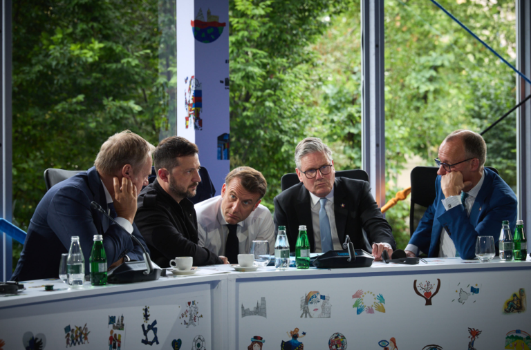 Il Presidente della Polonia Donald Tusk (68 anni), il Presidente ucraino Volodymir Zelensky, il Presidente Francese Emmanuel Macron (47), il Primo Ministro britannico Keir Starmer (62) e il neoeletto Cancelliere tedesco Friedrich Merz (69) riuniti per un summit ristretto dei "Volenterosi" durante l'ultimo vertice dei leader europei tenutosi a Tirana.