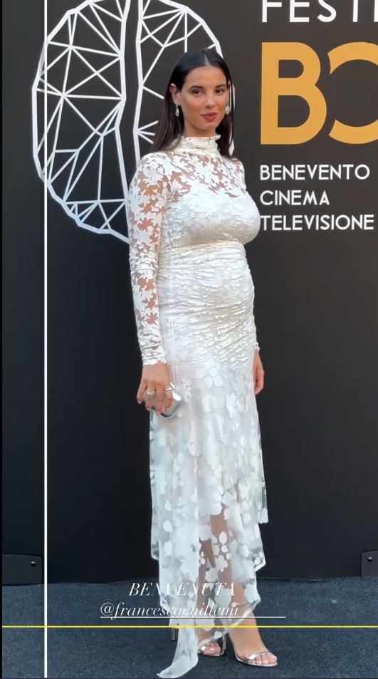 L'attrice ha mostrato il pancione sul red carpet del Festival Nazionale del Cinema e della Televisione di Benevento (credit: @verissimotv)