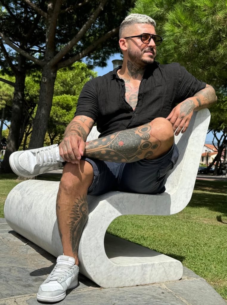 Matteo Vitali (33 anni), originario di Massa Carrara, è diventato popolare per aver partecipato nel 2024 a "Temptation Island" con l’allora fidanzata Siria Pingo (22). Sebbene dal reality fossero usciti insieme, i due si sono lasciati recentemente di comune accordo a causa di litigate sempre più frequenti.