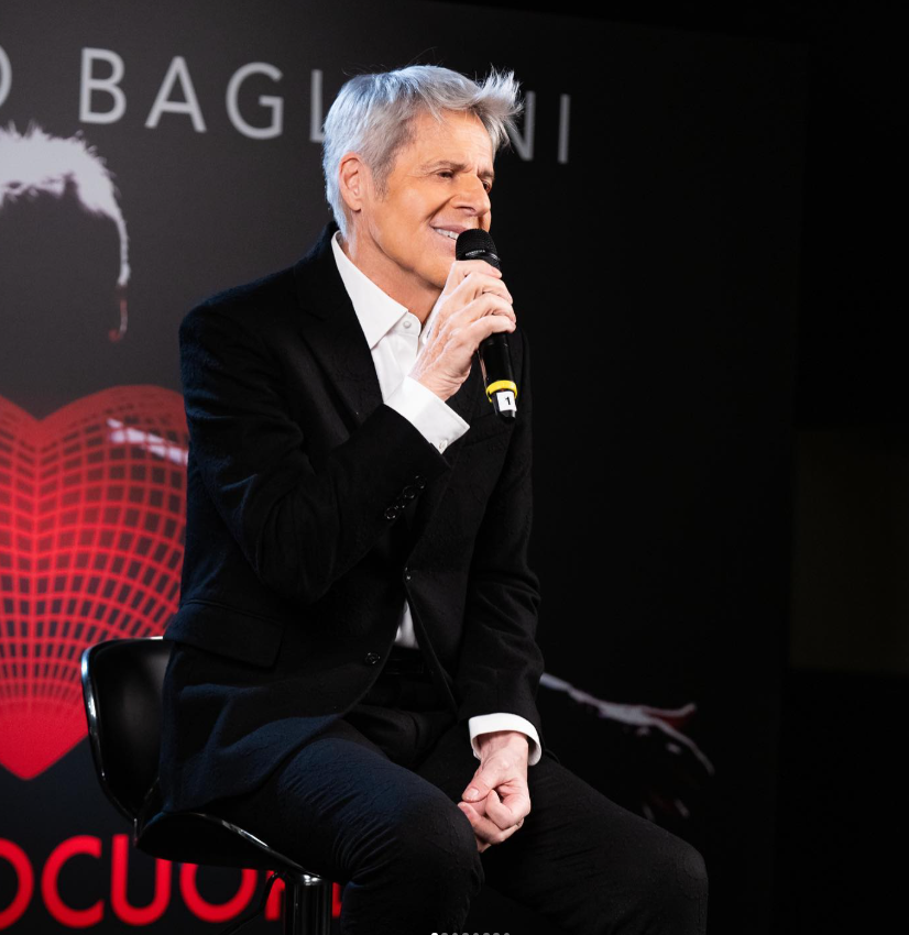 “La vita è adesso”: 40 anni con remake 4 Oltre all'ultimo tour che dovrebbe concludersi nel 2026, Claudio Baglioni sta anche portando in giro l'ultimo tour nei teatri lirici, con il titolo "Solo tris - Piano di volo".