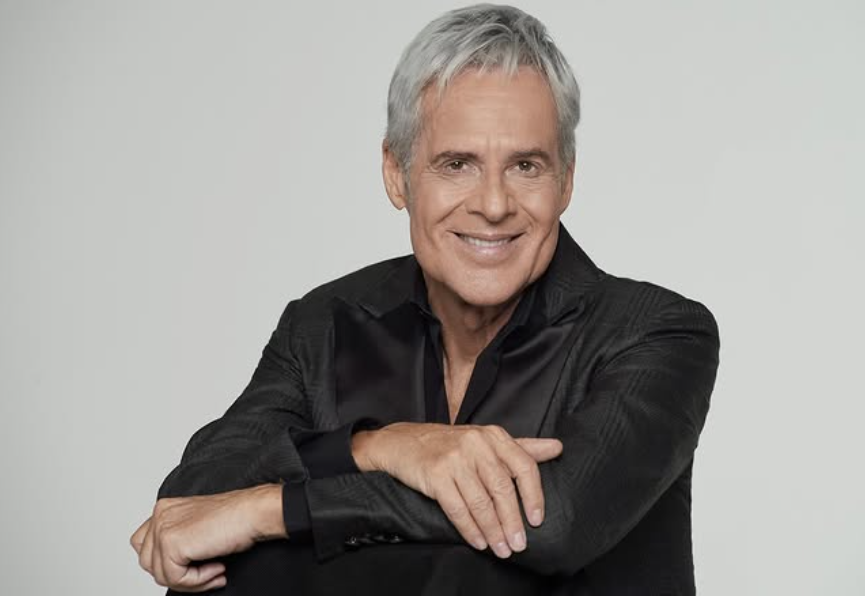“La vita è adesso”: 40 anni con remake 1 Claudio Baglioni (74 anni) è nato a Roma nel 1951. Trascorre l'infanzia nel quartiere di Montesacro, nella Capitale, prima di trasferirsi nel più popolare quartiere di Centocelle, dove trascorrerà l'adolescenza e dove si farà notare, partecipando nel 1964 e vincendo poi nel 1965 un concorso per voci nuove. Di lì inizia una carriera inarrestabile. Nel 1985 esce "La vita è adesso", a tutt'oggi l'album italiano più venduto nella storia della discografia italiana.