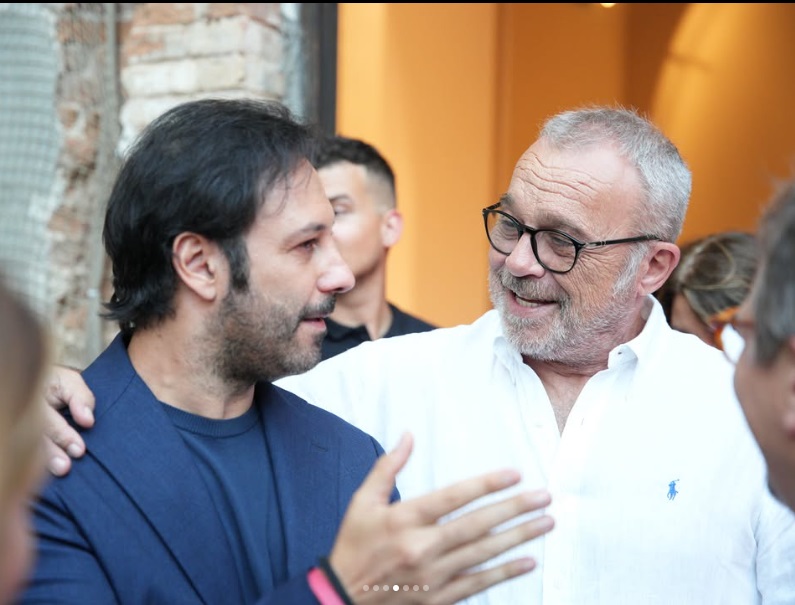 Matteo Branciamore (43) e Claudio Amendola (62) sono padre e figlio per fiction. Li rivedremo nella nuova stagione alle prese con nuove avventure e… i soliti guai da risolvere col “metodo Cesaroni” (credit: instagram @igsfestival)