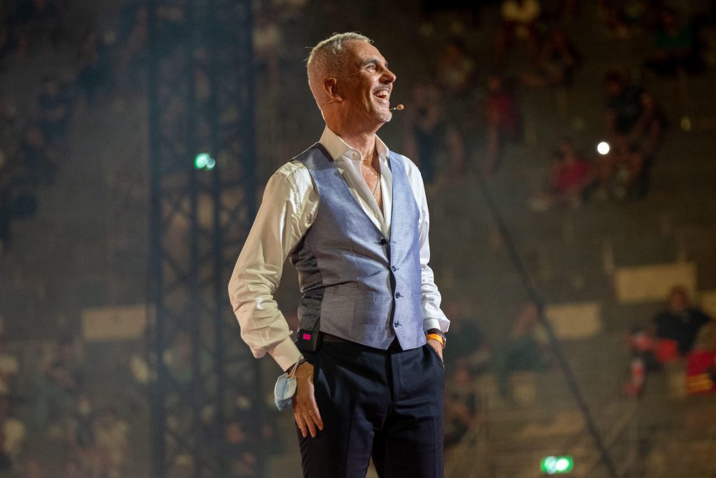 Federico Buffa: «Raccontando lo sport, racconto la vita» 1 Federico Buffa (65 anni) è nato a Milano il 28 luglio 1959. Dopo essere diventato avvocato, si è ritrovato in giovane età quasi per caso a percorrere la carriera da telecronista delle gare di basket. Insieme al collega Flavio Tranquillo ha dato vita a una delle coppie di commentatori più amate dagli appassionati di basket, per poi passare alla narrazione dello sport, con uno stile evocativo e ricco di aneddoti e riconoscimenti unanimi. Negli ultimi anni ha affiancato la catrriera di narratore in teatro con diversi spettacoli incentrati sul racconto di figure carismatiche e grandi eventi dello sport e non solo. - Foto: © Kikapress