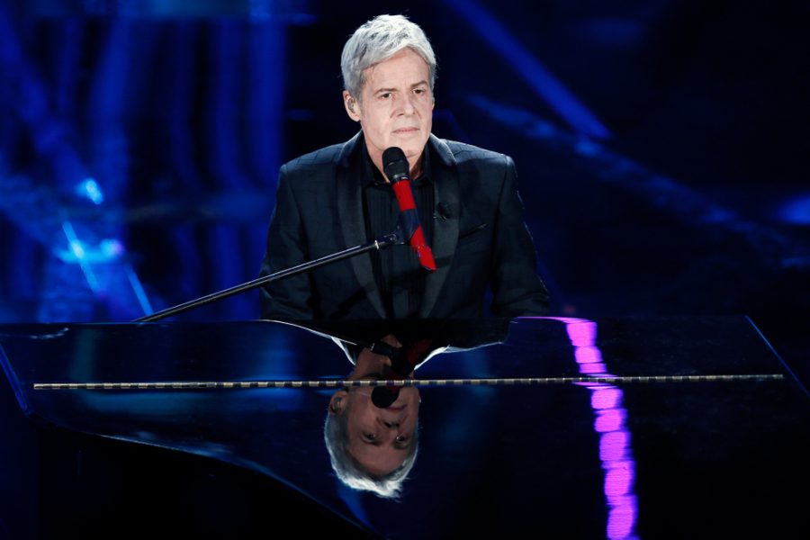 “La vita è adesso”: 40 anni con remake 2 Claudio Baglioni si accompagna spesso al pianoforte, strumento provilegiato dei suoi live. Il cantante romano è però polistrumentista, suona infatti anche la chitarra. - © Shutterstock