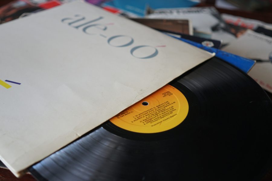 “La vita è adesso”: 40 anni con remake 3 L'album "Alè-oò", live registrato in occasione del suo concerto in Piazza di Siena, a Roma, nel 1982. - © Shutterstock