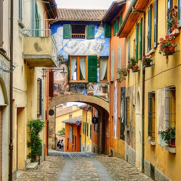 Italia a colori: un viaggio tra i murales più belli dello Stivale 1 dozza 1